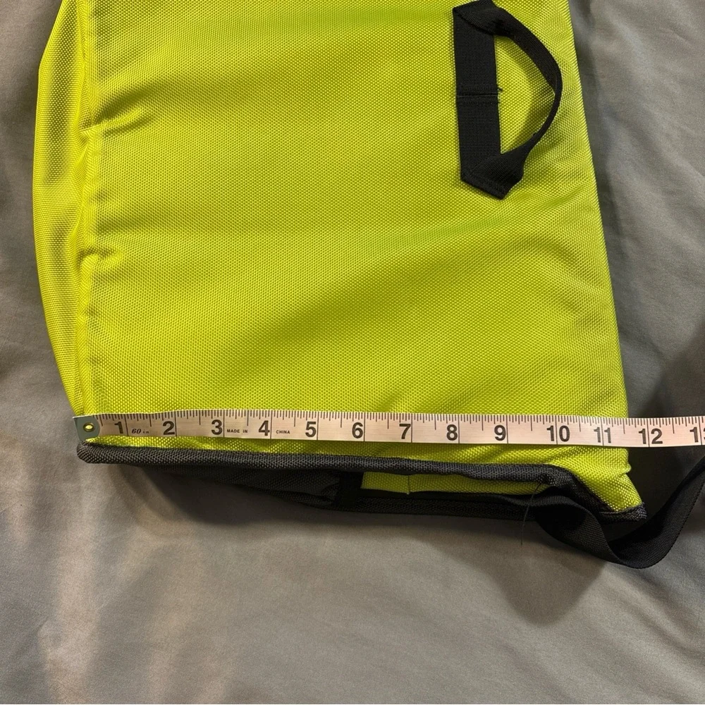 Columbia Titanium Laptop Messenger Bag Nylon Green/Black Organizer Pockets EUC